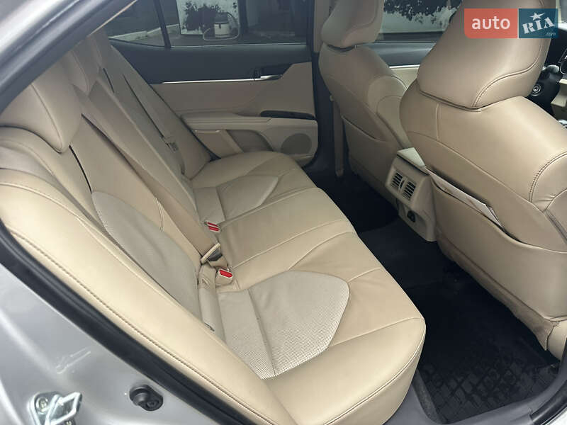 Седан Toyota Camry 2018 в Киеве