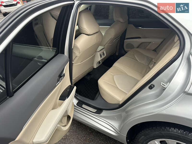 Седан Toyota Camry 2018 в Киеве