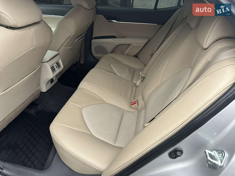 Седан Toyota Camry 2018 в Киеве