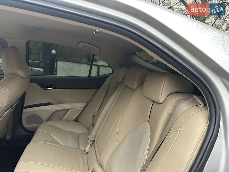 Седан Toyota Camry 2018 в Киеве