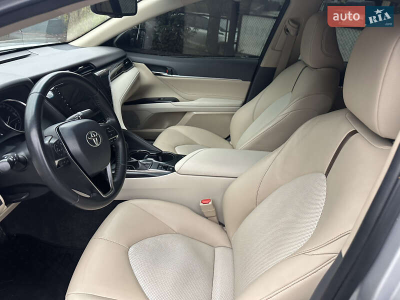 Седан Toyota Camry 2018 в Киеве