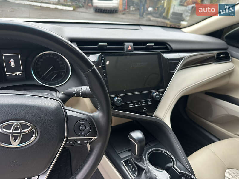 Седан Toyota Camry 2018 в Киеве