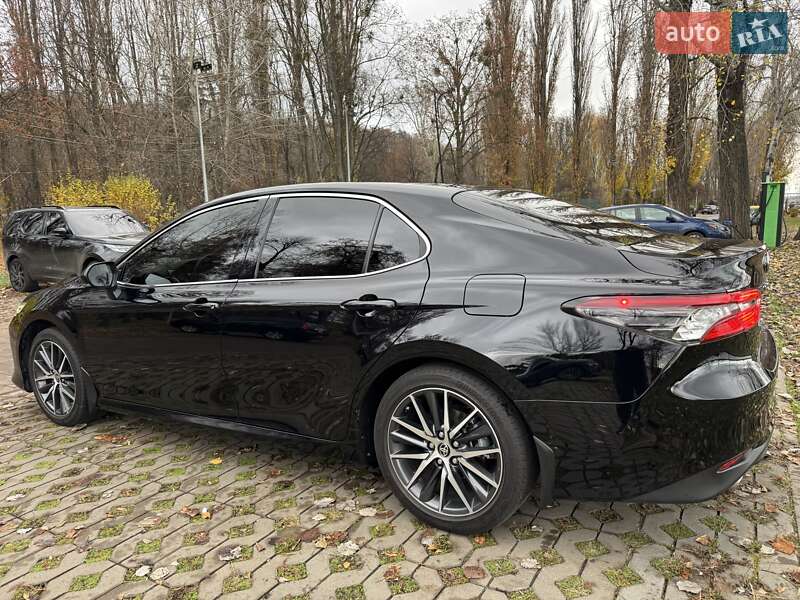 Седан Toyota Camry 2023 в Києві
