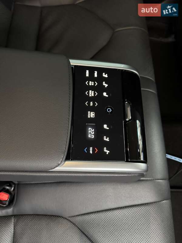 Седан Toyota Camry 2023 в Києві