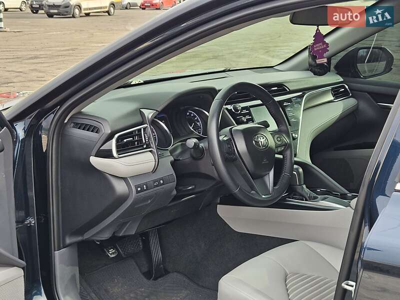 Седан Toyota Camry 2018 в Києві