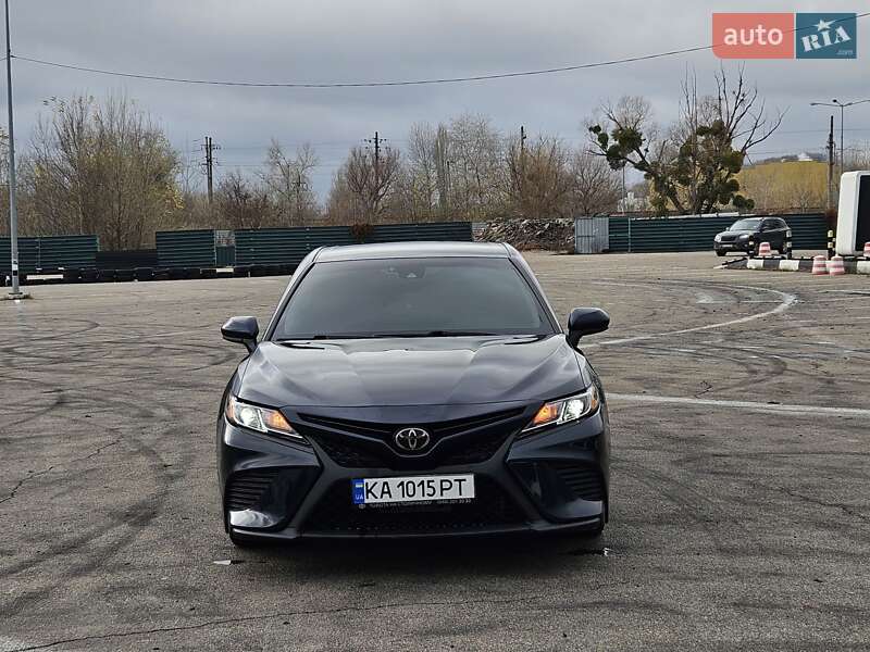 Седан Toyota Camry 2018 в Києві