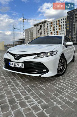 Седан Toyota Camry 2018 в Полтаве