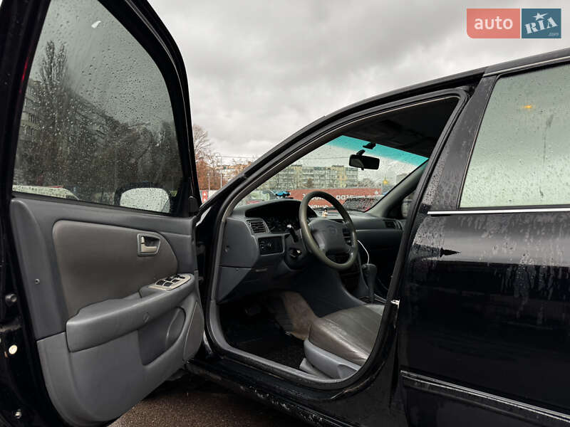 Седан Toyota Camry 1999 в Києві