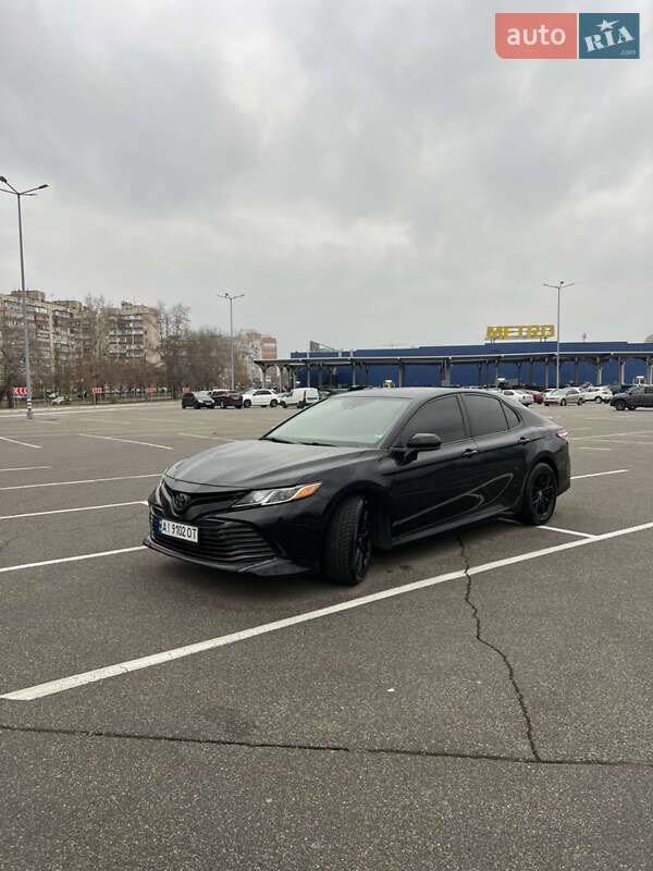 Седан Toyota Camry 2019 в Киеве