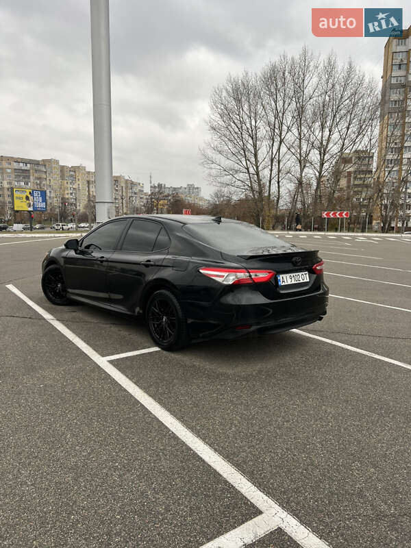 Седан Toyota Camry 2019 в Киеве
