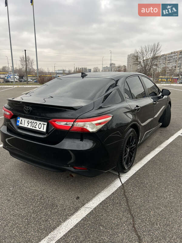Седан Toyota Camry 2019 в Киеве