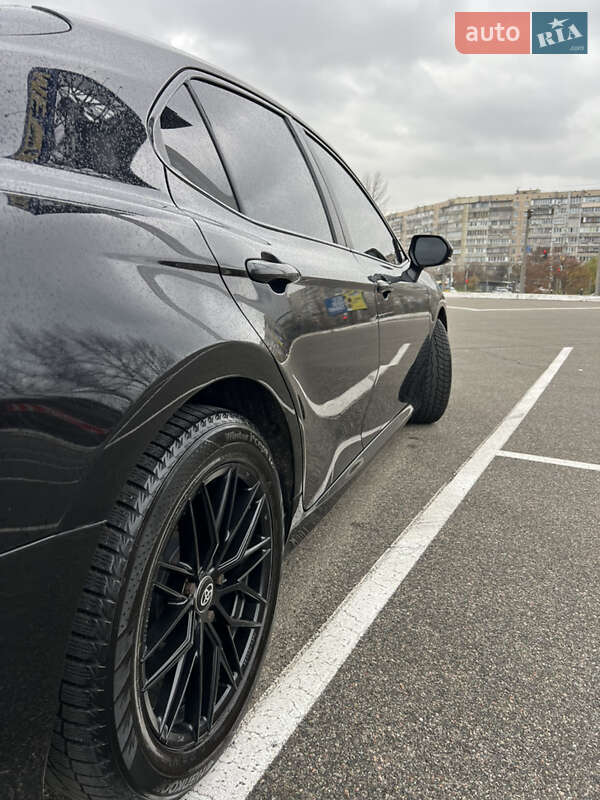 Седан Toyota Camry 2019 в Киеве