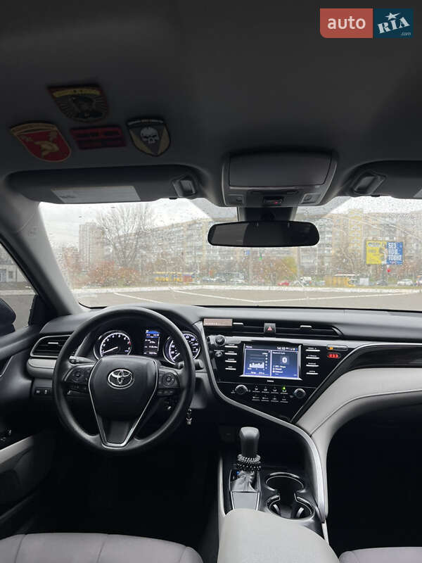 Седан Toyota Camry 2019 в Киеве