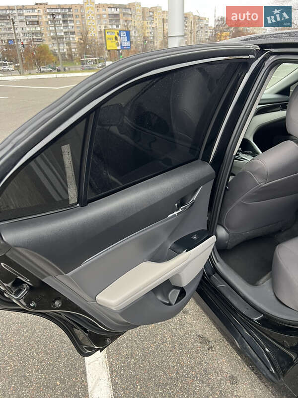 Седан Toyota Camry 2019 в Киеве