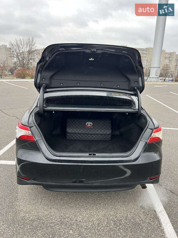 Седан Toyota Camry 2019 в Киеве