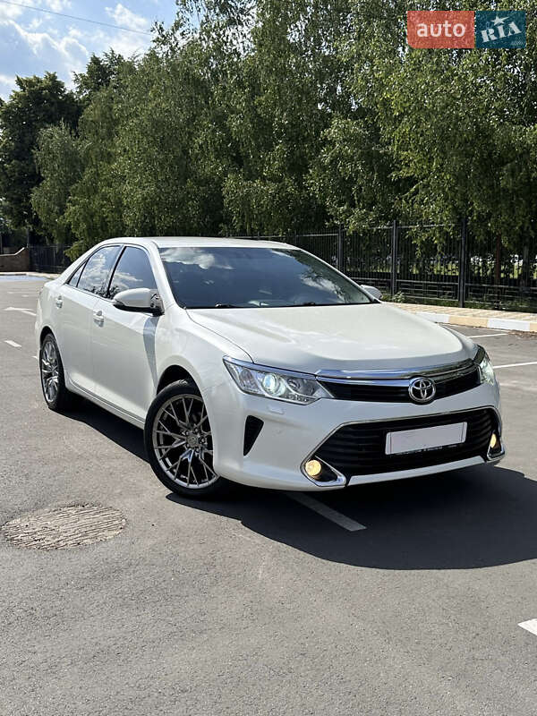 Седан Toyota Camry 2017 в Киеве
