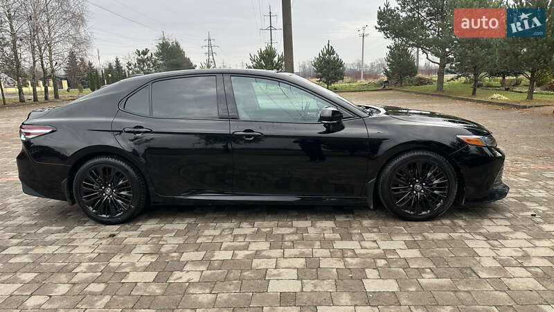Седан Toyota Camry 2018 в Львове