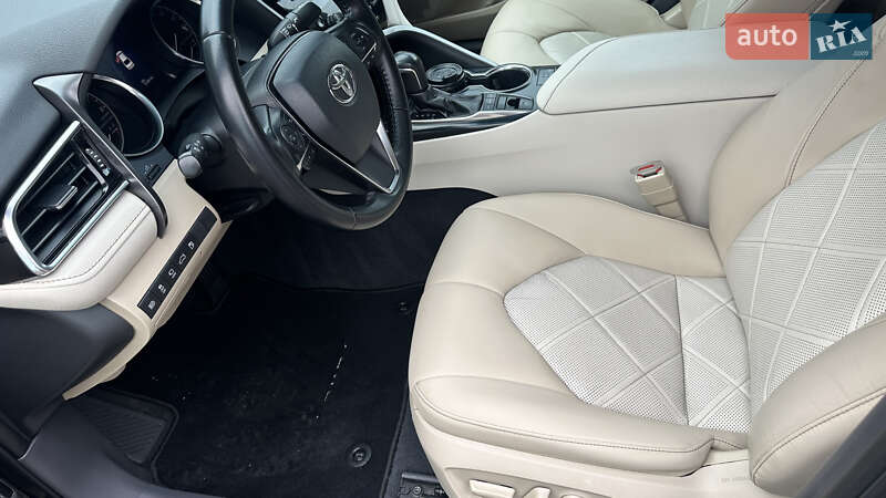 Седан Toyota Camry 2018 в Львове