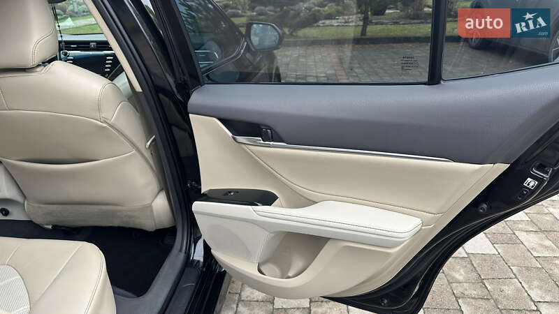 Седан Toyota Camry 2018 в Львове