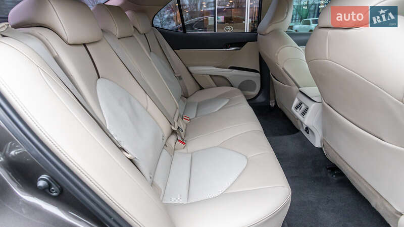 Седан Toyota Camry 2018 в Днепре