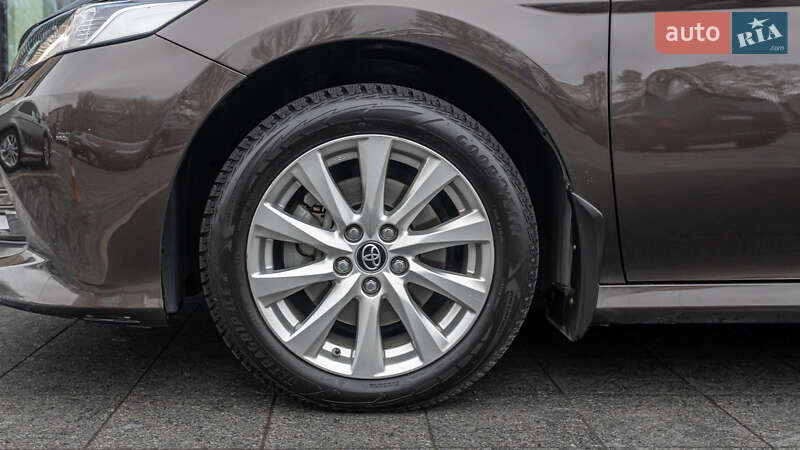 Седан Toyota Camry 2018 в Днепре