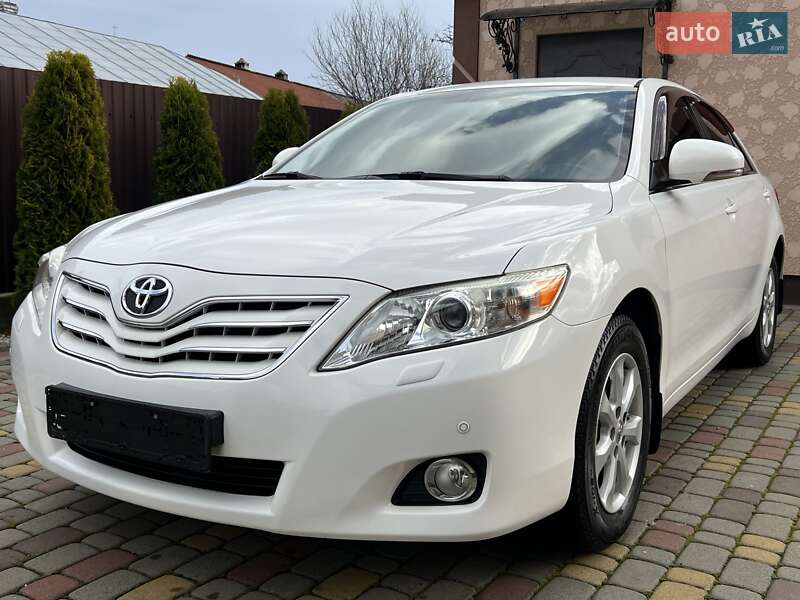 Седан Toyota Camry 2011 в Івано-Франківську