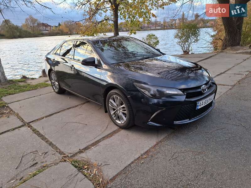 Седан Toyota Camry 2016 в Киеве