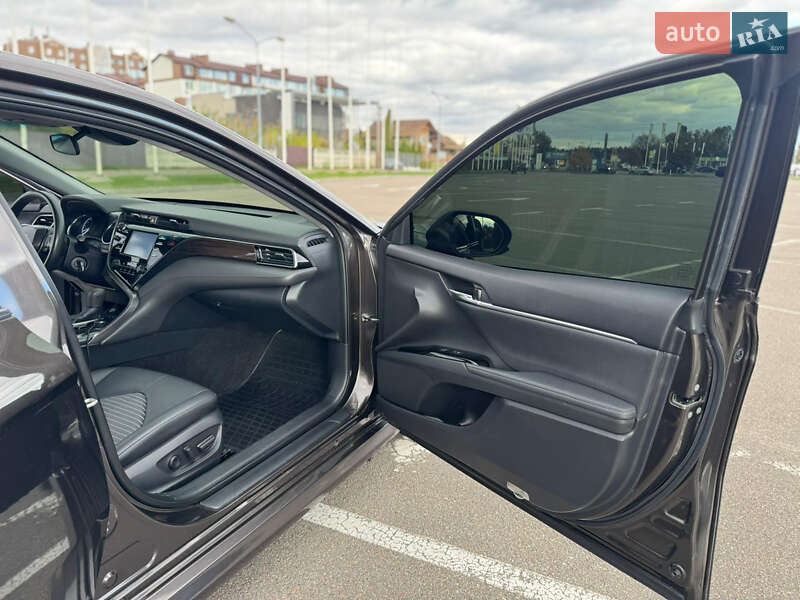 Седан Toyota Camry 2018 в Киеве