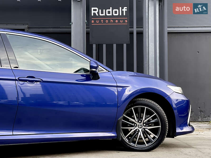 Седан Toyota Camry 2021 в Киеве