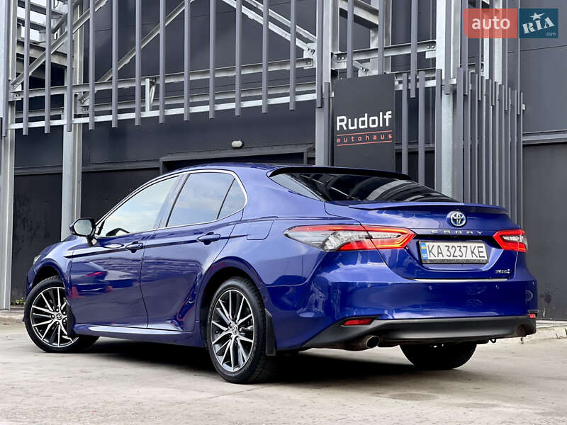 Седан Toyota Camry 2021 в Киеве