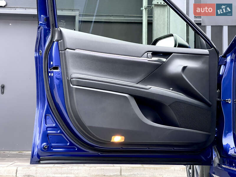 Седан Toyota Camry 2021 в Киеве