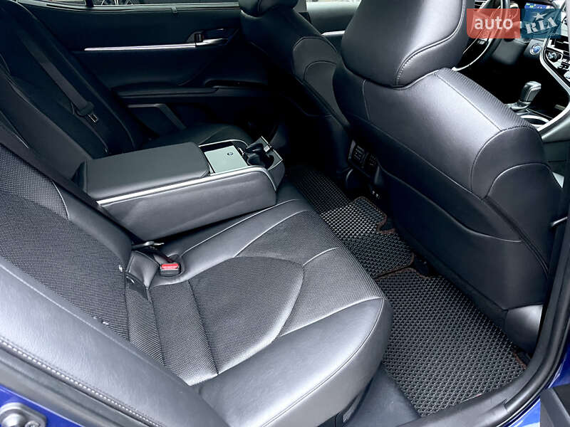 Седан Toyota Camry 2021 в Киеве