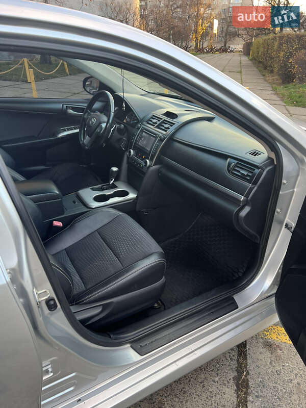 Седан Toyota Camry 2013 в Киеве