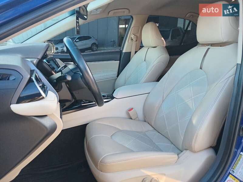 Седан Toyota Camry 2018 в Львове