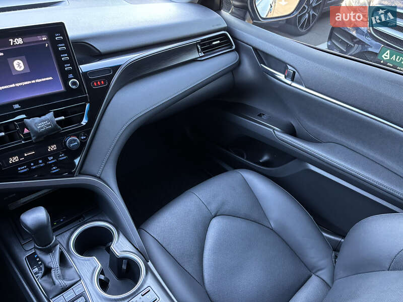 Седан Toyota Camry 2021 в Киеве