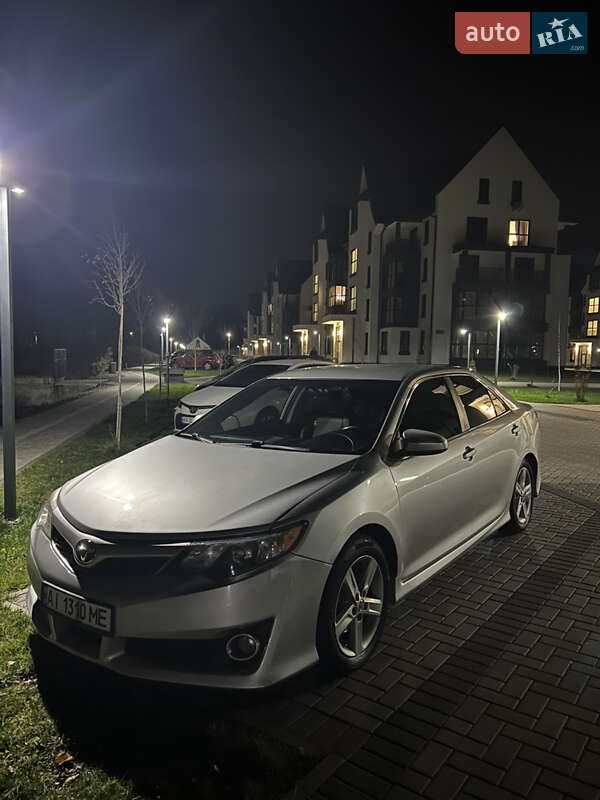 Седан Toyota Camry 2013 в Киеве