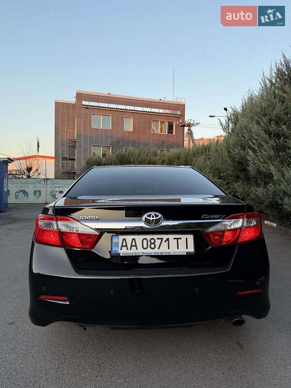 Седан Toyota Camry 2012 в Киеве