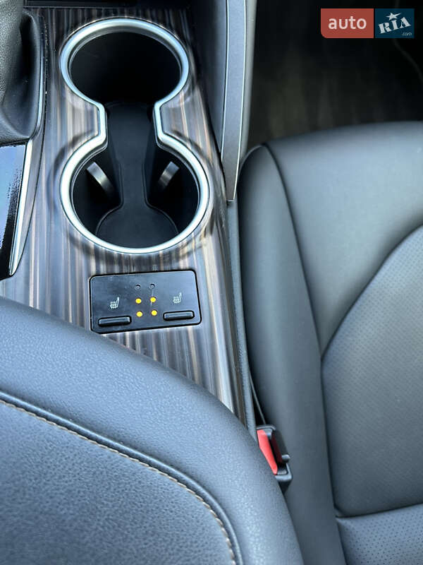 Седан Toyota Camry 2020 в Киеве