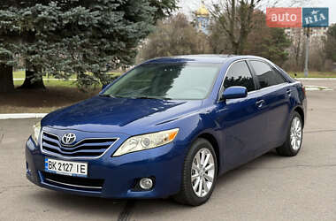 Седан Toyota Camry 2011 в Ровно