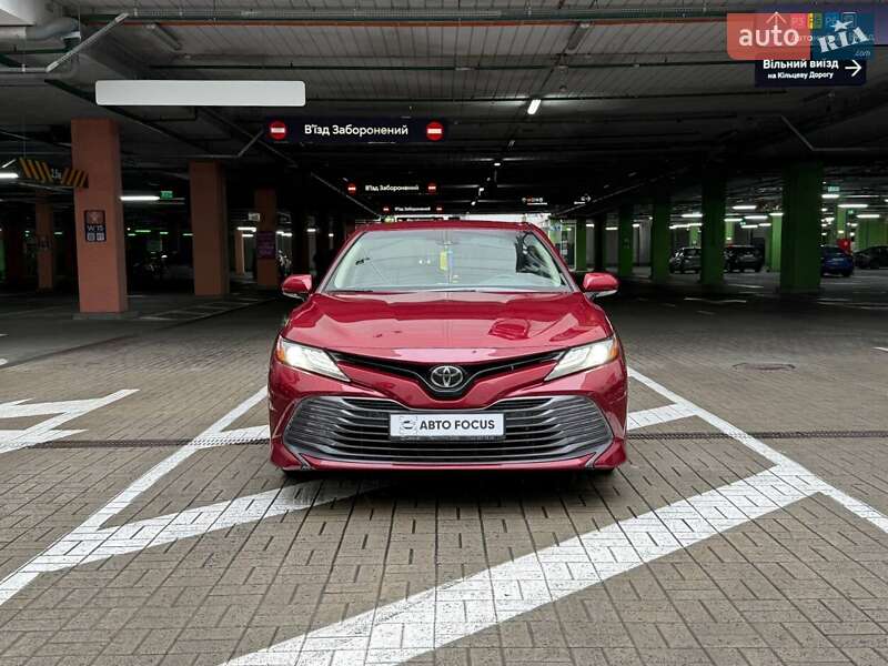 Седан Toyota Camry 2018 в Киеве