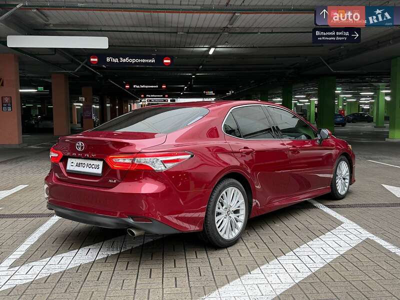 Седан Toyota Camry 2018 в Киеве