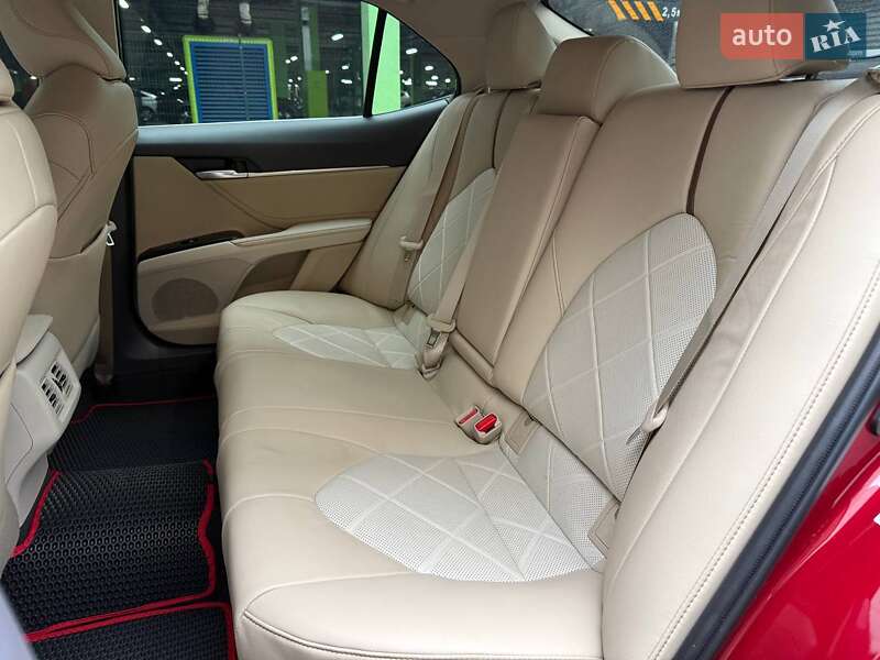 Седан Toyota Camry 2018 в Киеве