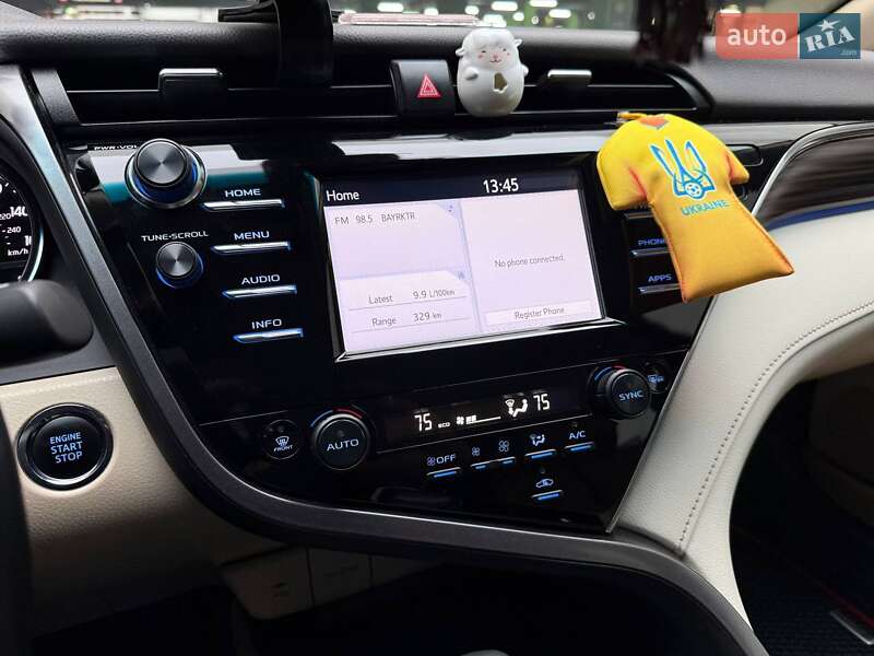 Седан Toyota Camry 2018 в Киеве