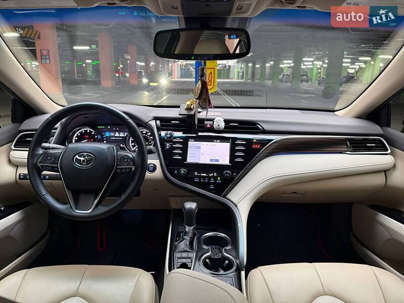 Седан Toyota Camry 2018 в Киеве