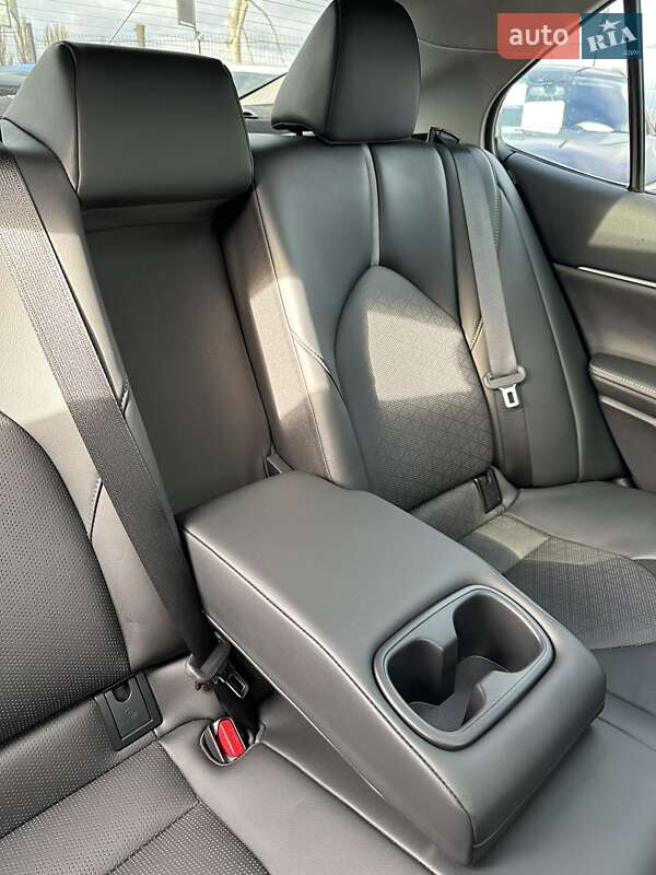 Седан Toyota Camry 2024 в Белогородке