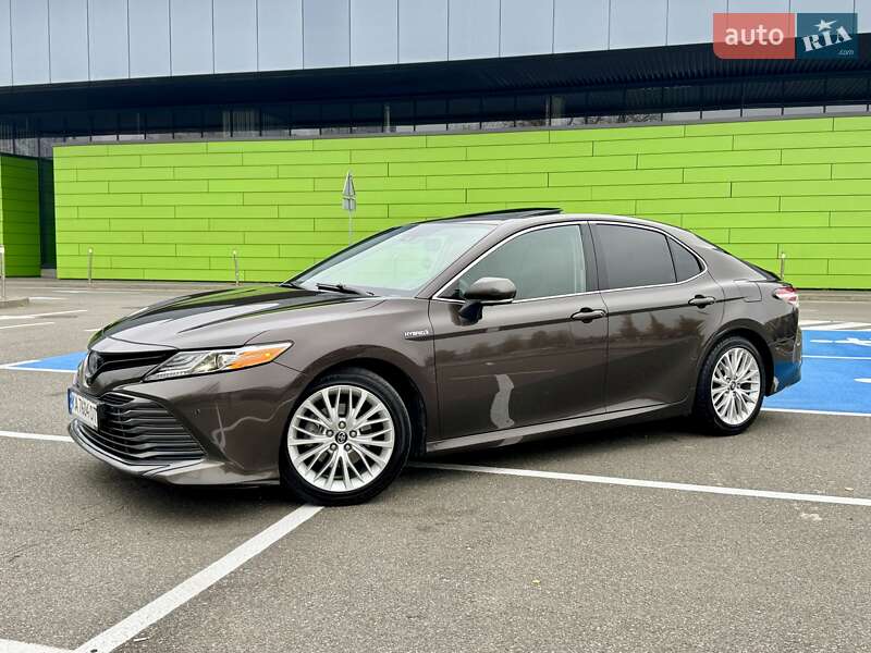 Седан Toyota Camry 2019 в Киеве