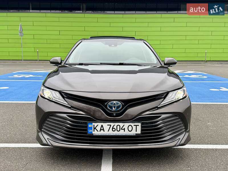 Седан Toyota Camry 2019 в Киеве