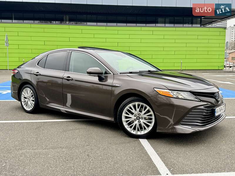 Седан Toyota Camry 2019 в Киеве