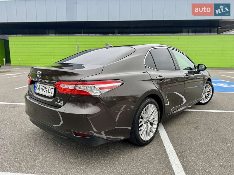 Седан Toyota Camry 2019 в Киеве