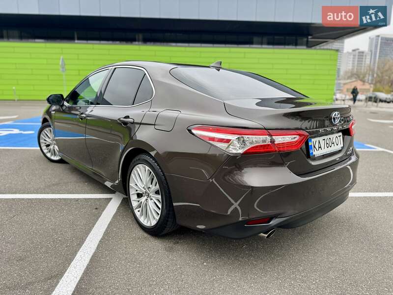 Седан Toyota Camry 2019 в Киеве